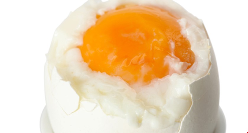 Někteří drůbežáři ztmavují žloutky vajec barvivy