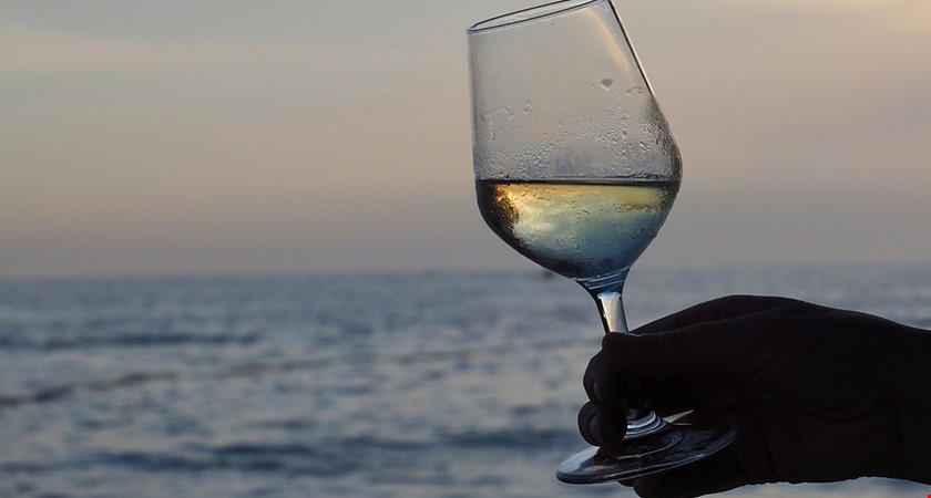 Chcete ochutnat víno, které dozrálavo na mořském dně? Přivezte si jej z dovolené ve Španělsku
