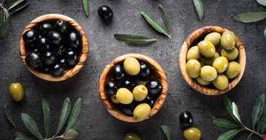 Průmyslově zčernalé olivy – víte, co jíte?