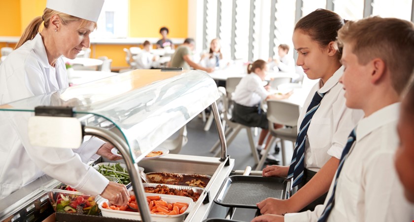 Systém školního stravování volá po změně! Chybí lidé, kuchařky stárnou